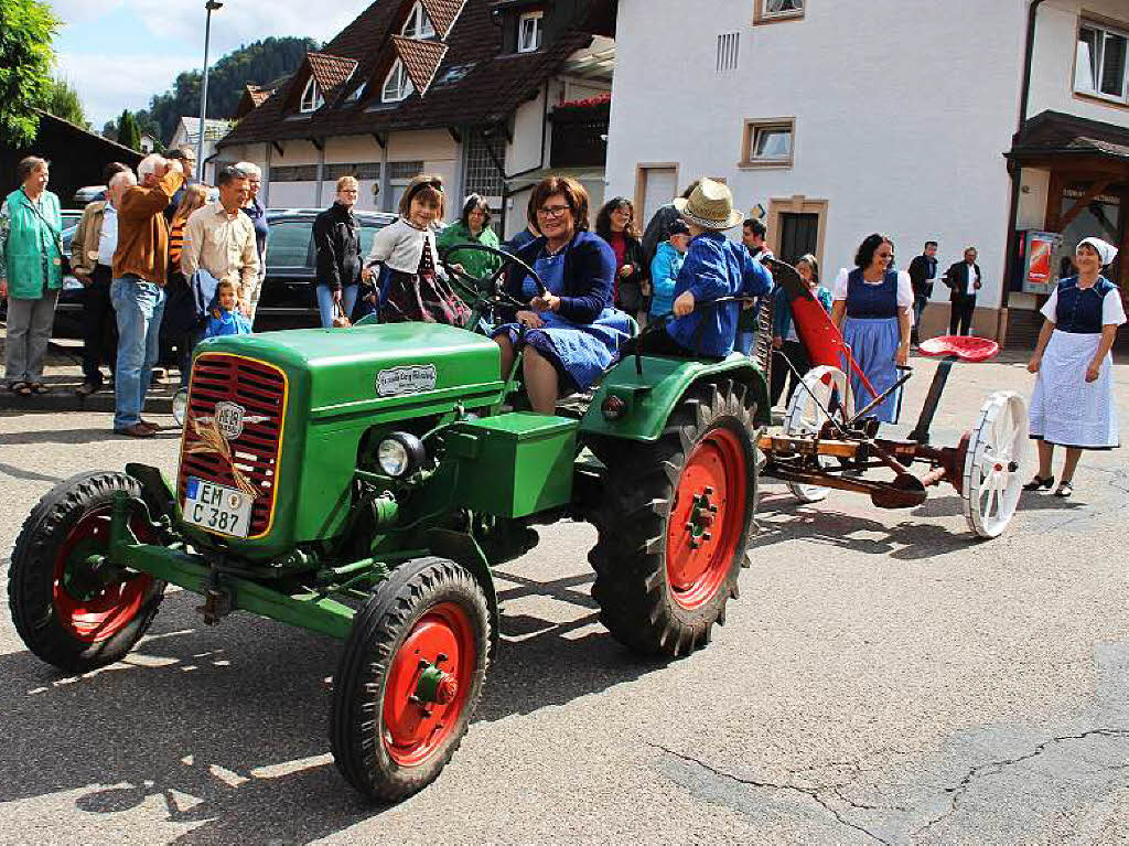 Der Historikverein Oberwinden stellte die vier Jahreszeiten - die landwirtschaftlichen Ttigkeiten und die Ernten - mit seinen Gespannen, Schleppern und Maschinen dar und erntete  Applaus fr seine Idee.