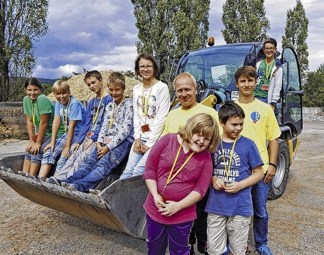 Am Radlader hatten die Fez-Kinder die ...ahren und die Schaufel ausprobieren.    | Foto: Ebner