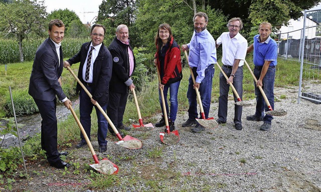 Mit dem Spatenstich sind alle Hrden b...r (Zweiter von links)  ist zufrieden.   | Foto: CHRISTOPH BREITHAUPT