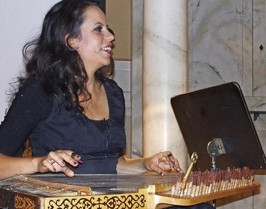 Die Zitherspielerin Hend Zouari   | Foto: franzen
