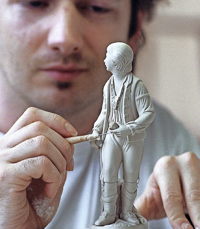 Ein Mitarbeiter bemalt eine Porzellan-Grtnerfigur   | Foto: archivfoto:dpa