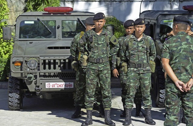 Thailndische Soldaten in Bangkok: Die...sdostasiatische Land lnger regieren.  | Foto: AFP