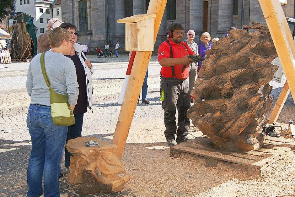 Ordentlich Späne fliegen beim Holzbildhauer-Symposium in St. Blasien. (Foto: Claudia Renk) Ordentlich Späne fliegen beim Holzbildhauer-Symposium in St. Blasien. (Foto: Claudia Renk)