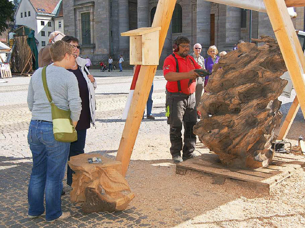 Ordentlich Spne fliegen beim Holzbildhauer-Symposium in St. Blasien.