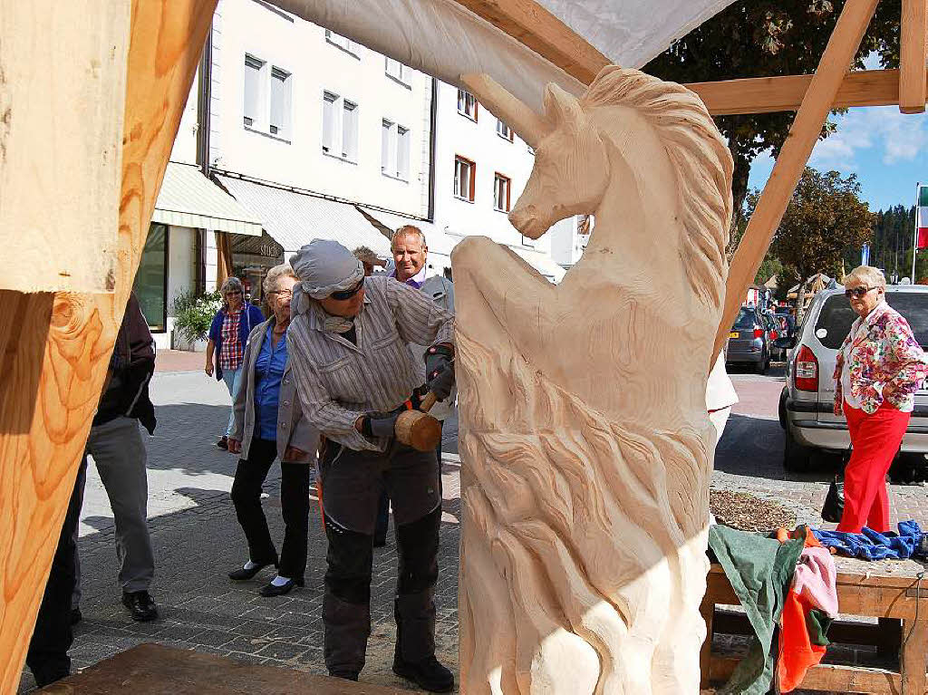 Ordentlich Spne fliegen beim Holzbildhauer-Symposium in St. Blasien.