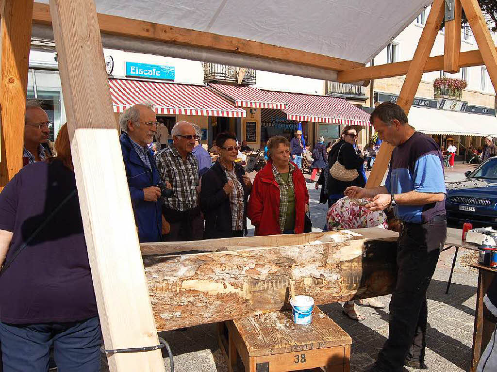 Ordentlich Spne fliegen beim Holzbildhauer-Symposium in St. Blasien.