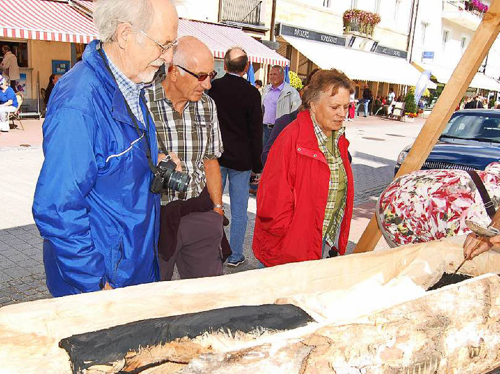 Ordentlich Spne fliegen beim Holzbildhauer-Symposium in St. Blasien.