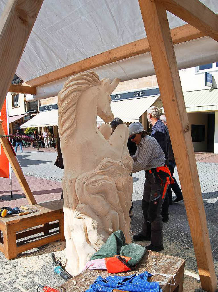 Ordentlich Spne fliegen beim Holzbildhauer-Symposium in St. Blasien.