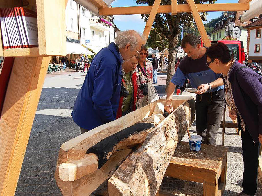 Ordentlich Spne fliegen beim Holzbildhauer-Symposium in St. Blasien.