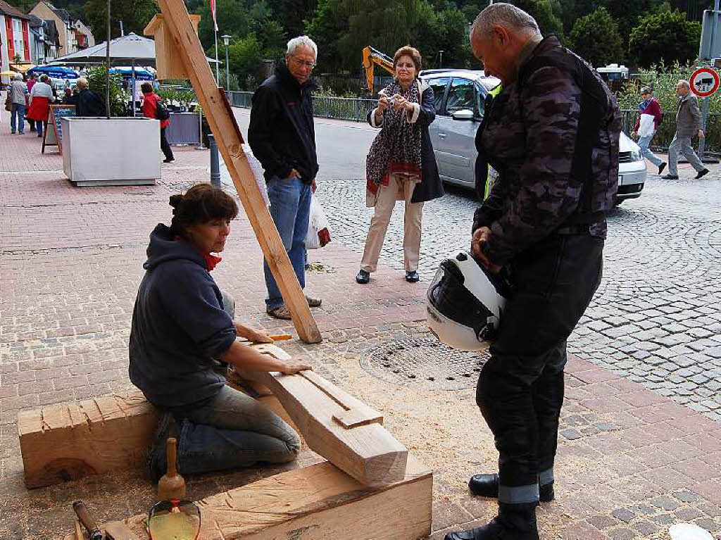 Ordentlich Spne fliegen beim Holzbildhauer-Symposium in St. Blasien.