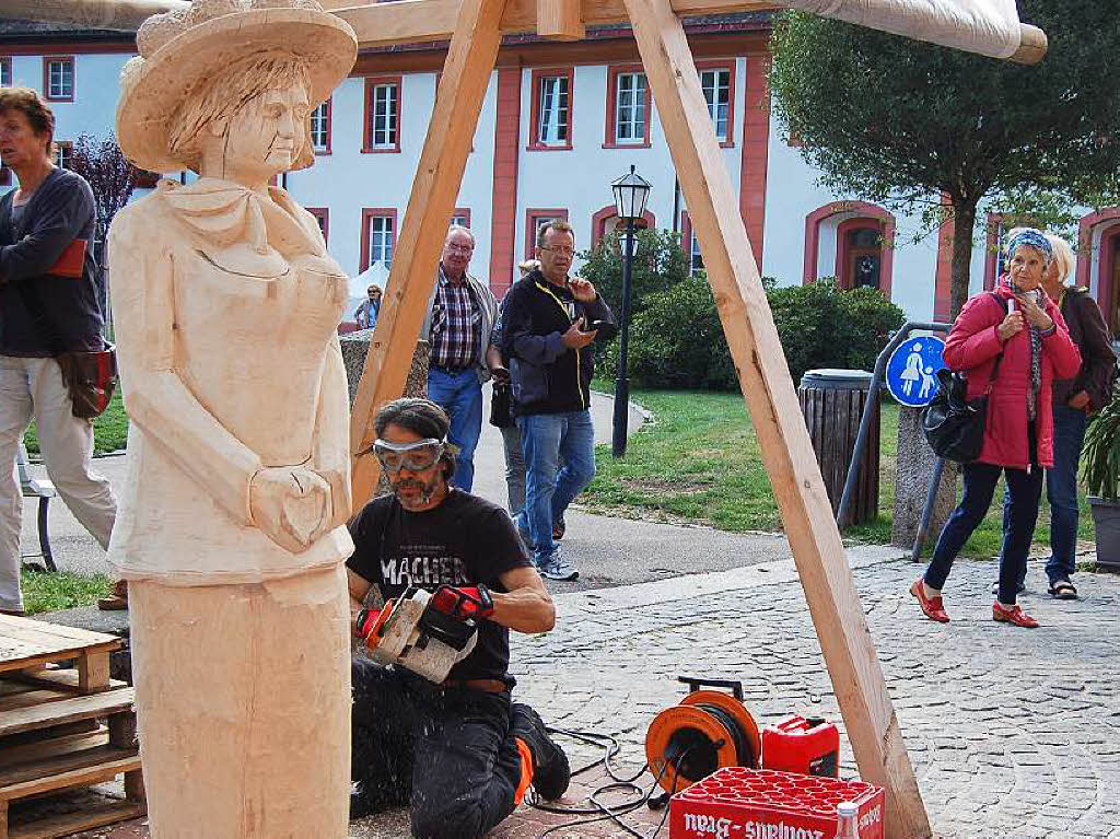 Ordentlich Spne fliegen beim Holzbildhauer-Symposium in St. Blasien.