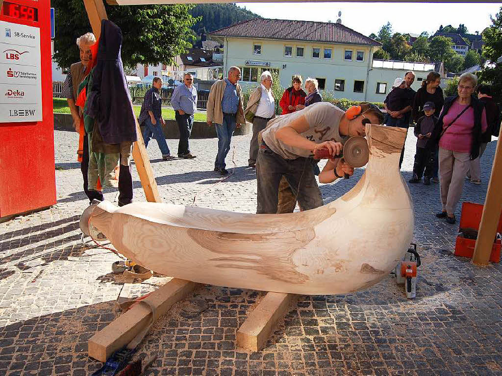 Ordentlich Spne fliegen beim Holzbildhauer-Symposium in St. Blasien.