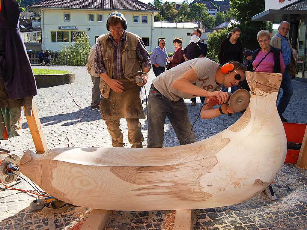 Ordentlich Spne fliegen beim Holzbildhauer-Symposium in St. Blasien.