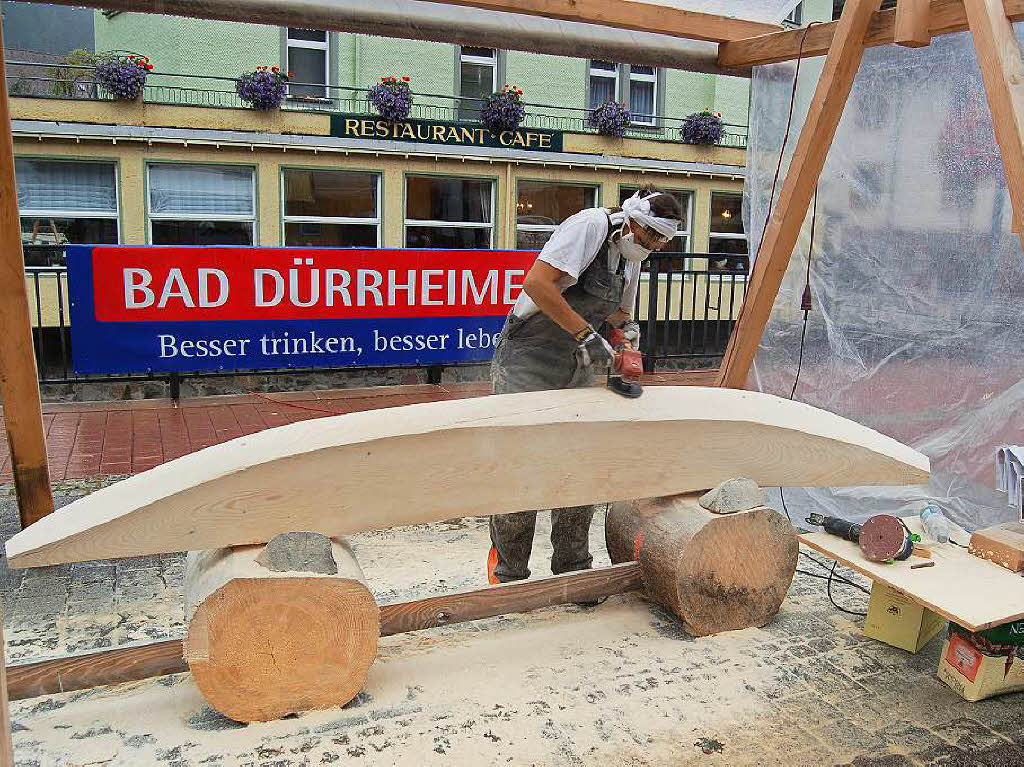 Ordentlich Spne fliegen beim Holzbildhauer-Symposium in St. Blasien.