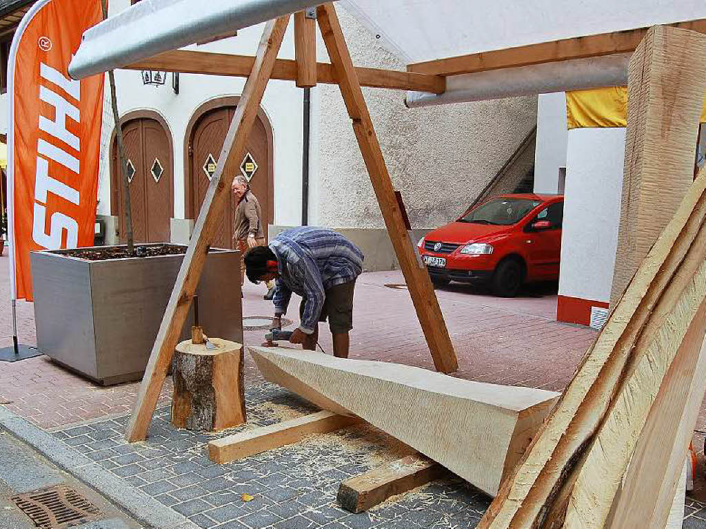 Ordentlich Spne fliegen beim Holzbildhauer-Symposium in St. Blasien.