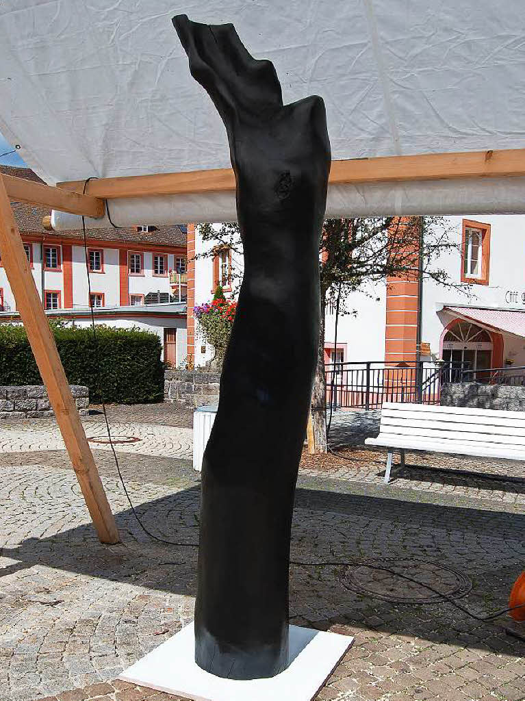 Ordentlich Spne fliegen beim Holzbildhauer-Symposium in St. Blasien.