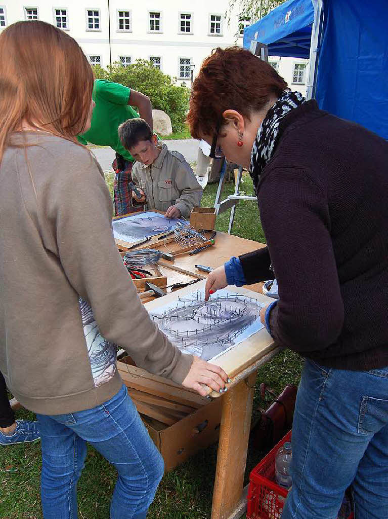 Ordentlich Spne fliegen beim Holzbildhauer-Symposium in St. Blasien.