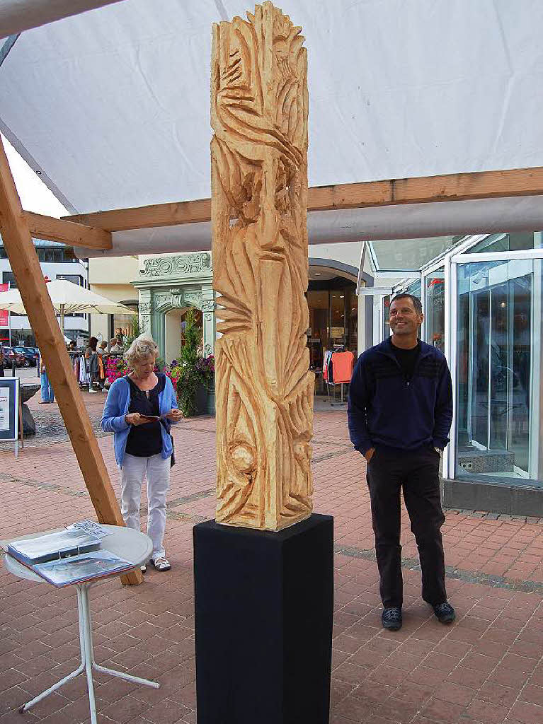 Ordentlich Spne fliegen beim Holzbildhauer-Symposium in St. Blasien.