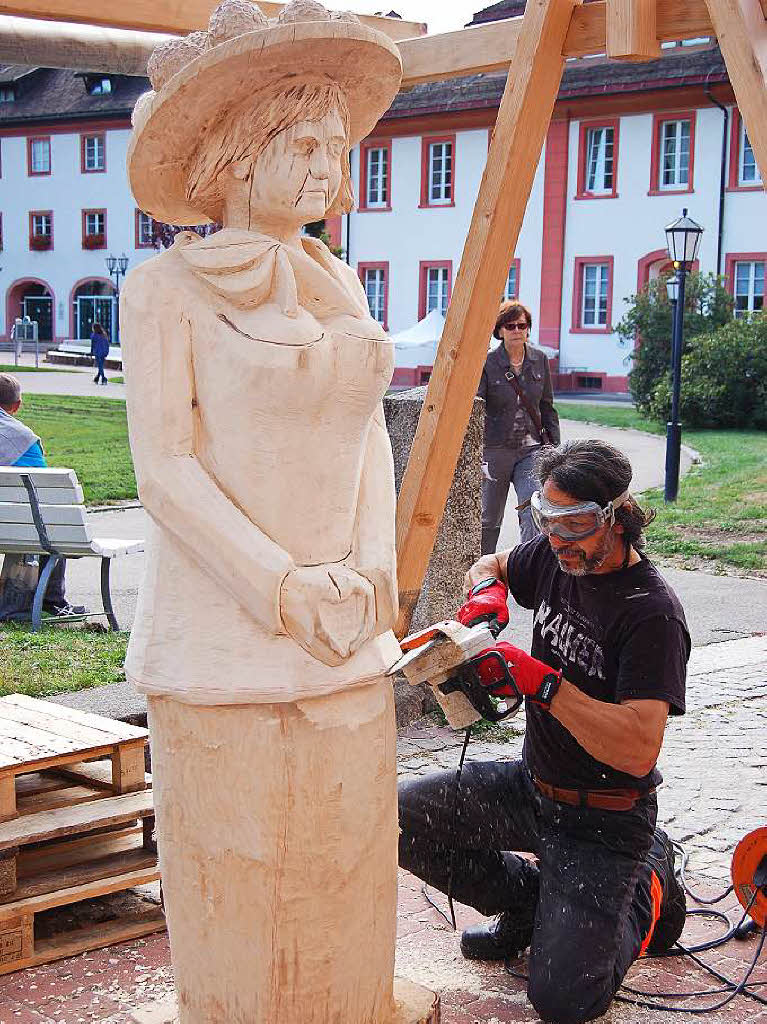 Ordentlich Spne fliegen beim Holzbildhauer-Symposium in St. Blasien.