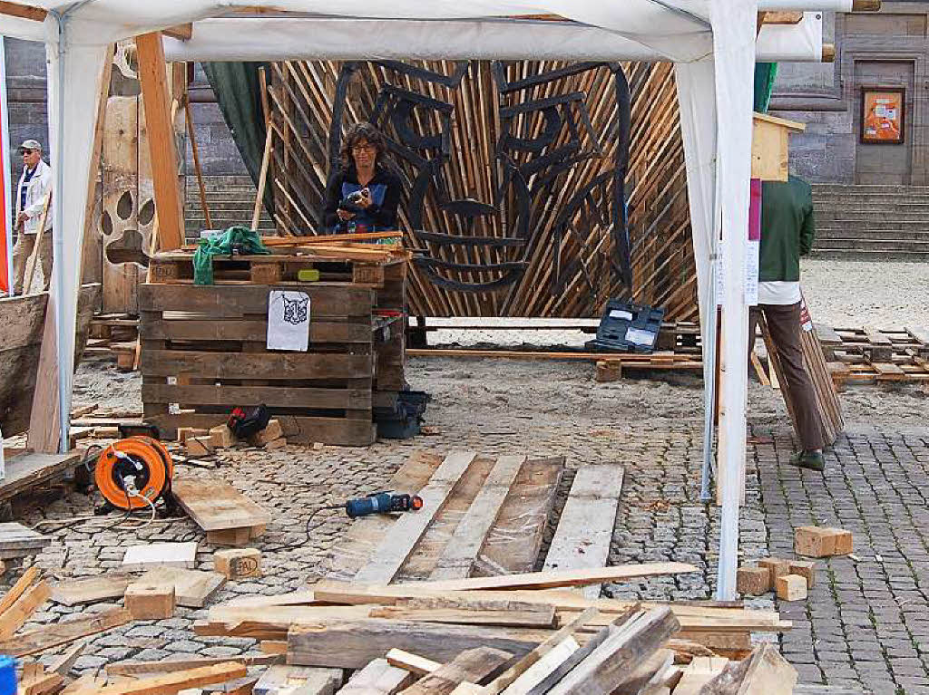 Ordentlich Spne fliegen beim Holzbildhauer-Symposium in St. Blasien.