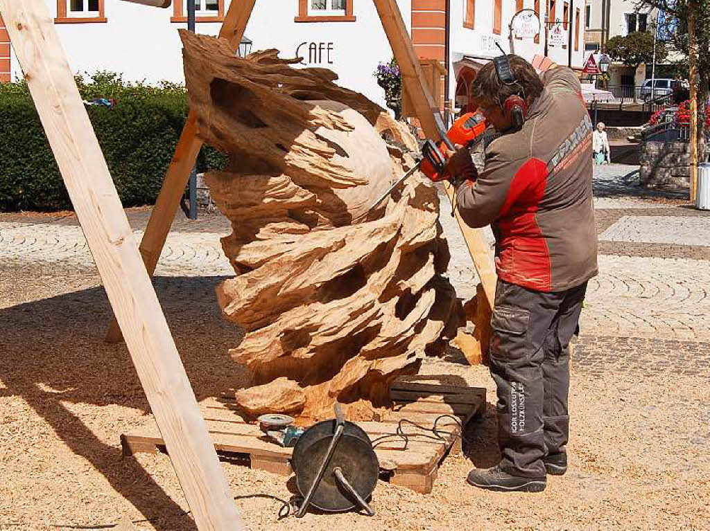 Ordentlich Spne fliegen beim Holzbildhauer-Symposium in St. Blasien.