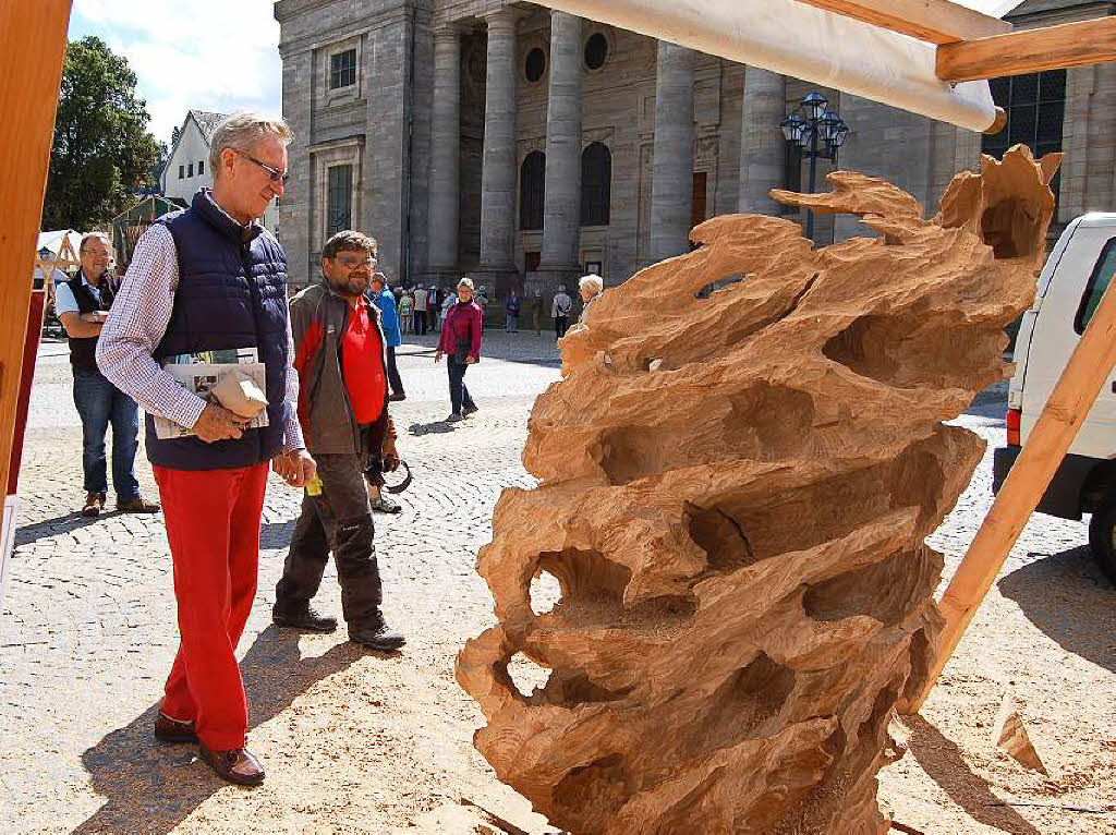 Ordentlich Spne fliegen beim Holzbildhauer-Symposium in St. Blasien.