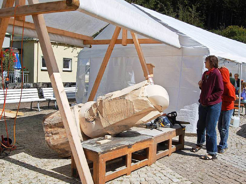 Ordentlich Spne fliegen beim Holzbildhauer-Symposium in St. Blasien.