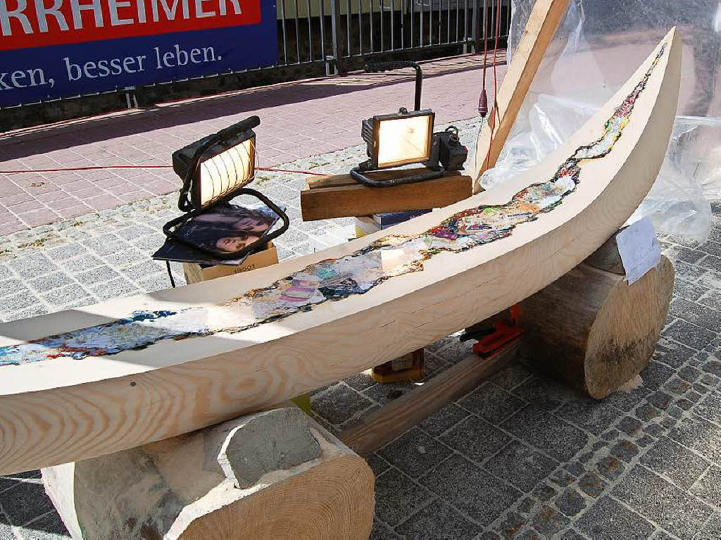 Ordentlich Spne fliegen beim Holzbildhauer-Symposium in St. Blasien.