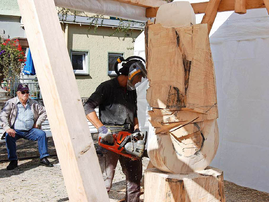 Ordentlich Spne fliegen beim Holzbildhauer-Symposium in St. Blasien.