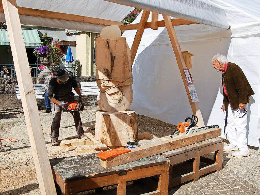 Ordentlich Spne fliegen beim Holzbildhauer-Symposium in St. Blasien.