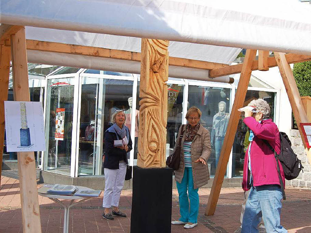 Ordentlich Spne fliegen beim Holzbildhauer-Symposium in St. Blasien.