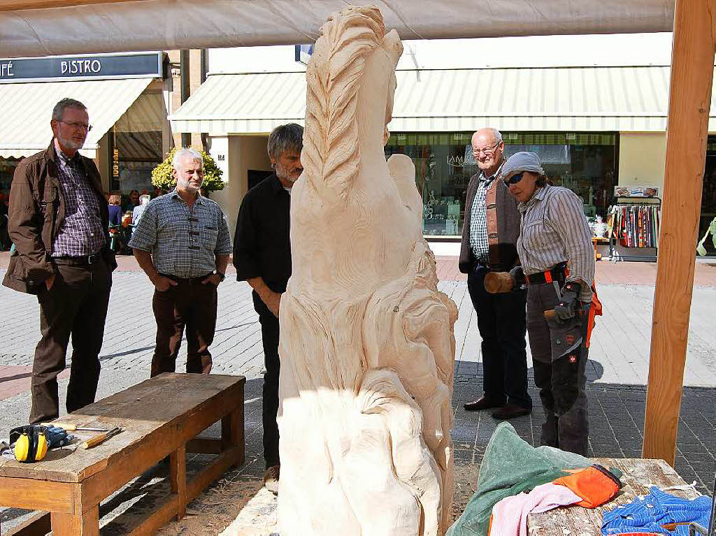 Ordentlich Spne fliegen beim Holzbildhauer-Symposium in St. Blasien.