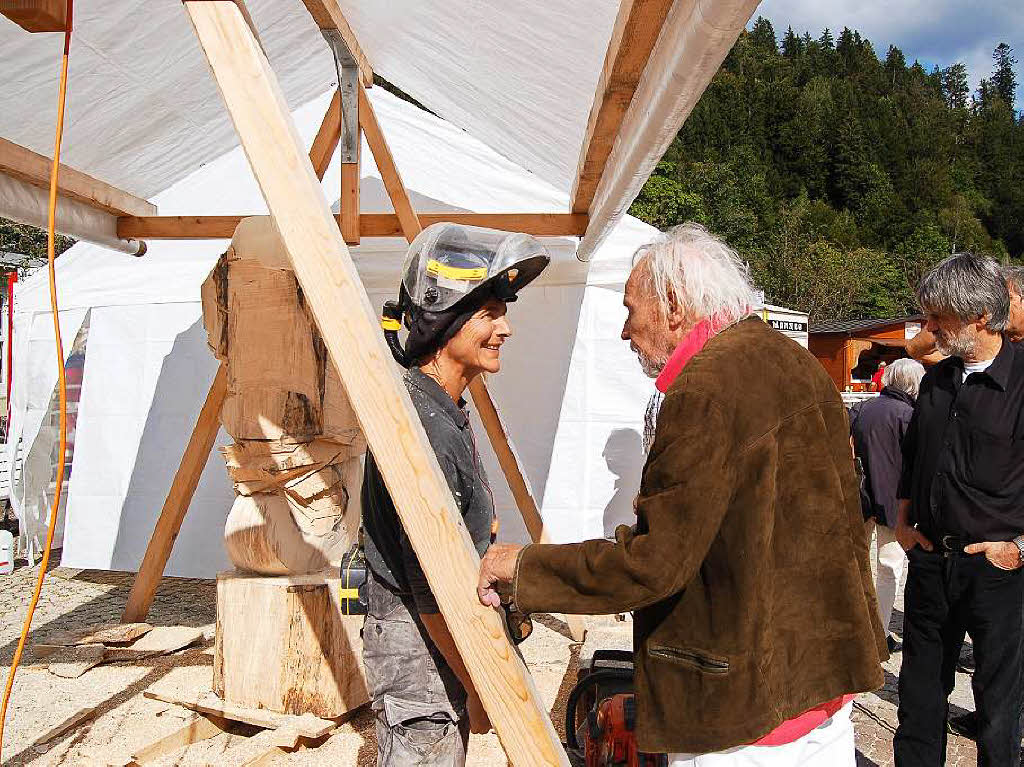 Ordentlich Spne fliegen beim Holzbildhauer-Symposium in St. Blasien.