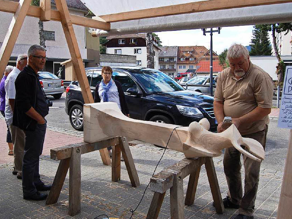 Ordentlich Spne fliegen beim Holzbildhauer-Symposium in St. Blasien.