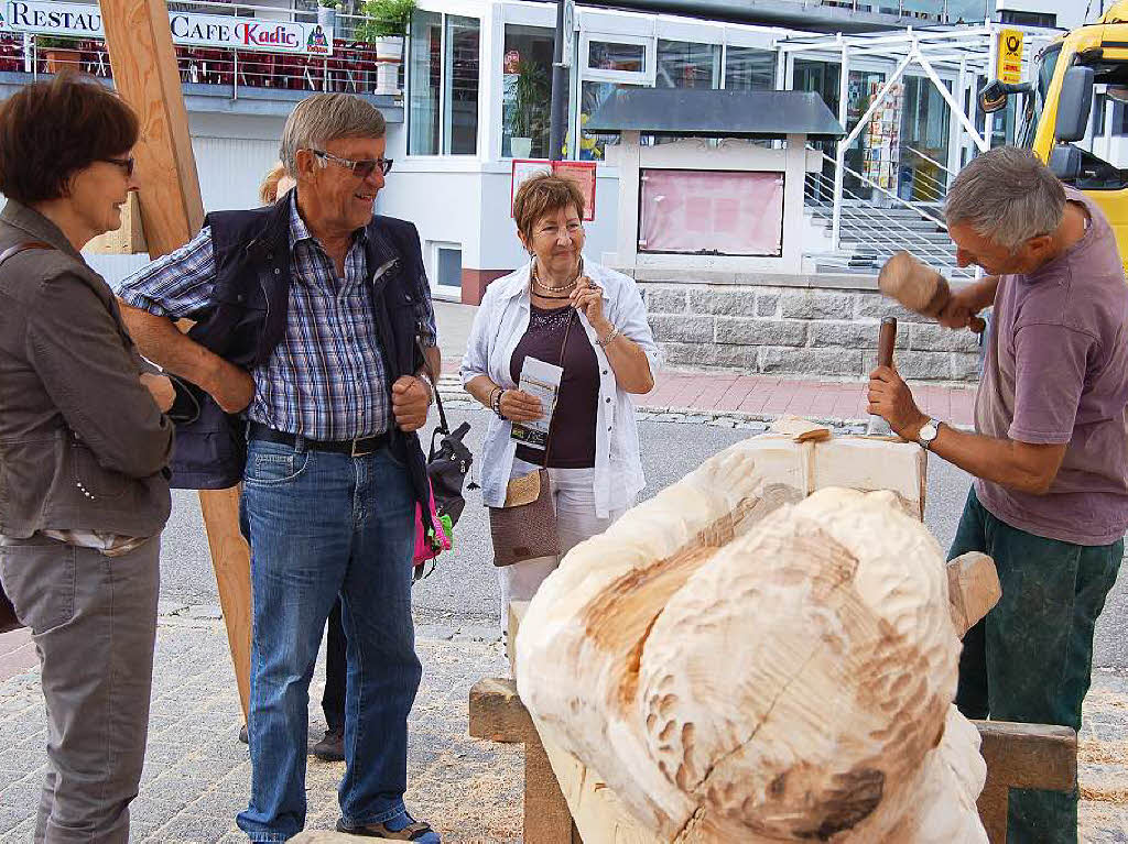 Ordentlich Spne fliegen beim Holzbildhauer-Symposium in St. Blasien.