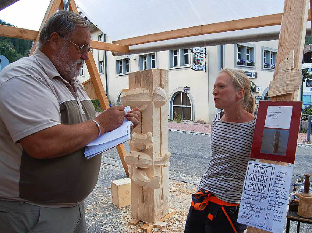 Ordentlich Spne fliegen beim Holzbildhauer-Symposium in St. Blasien.