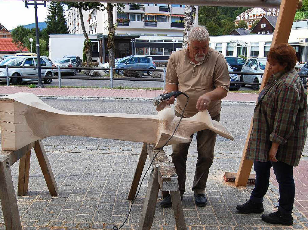 Ordentlich Spne fliegen beim Holzbildhauer-Symposium in St. Blasien.