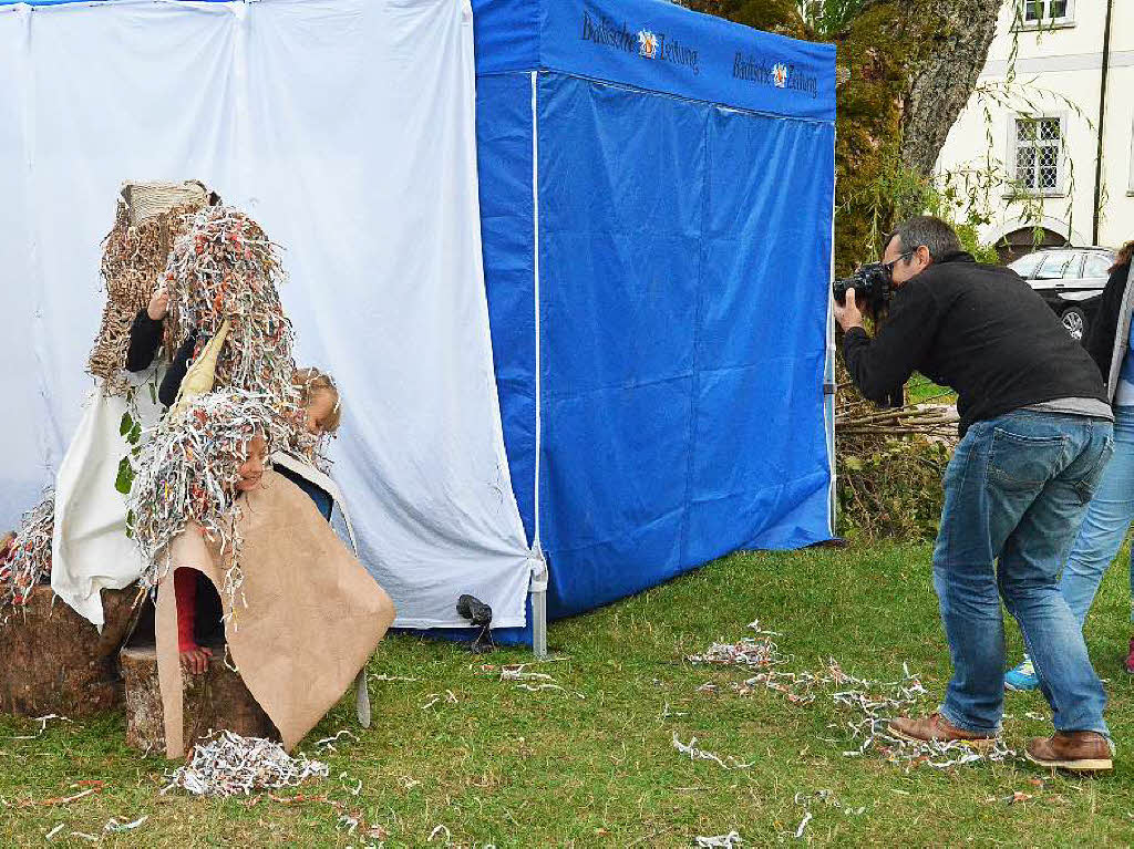 Ordentlich Spne fliegen beim Holzbildhauer-Symposium in St. Blasien.