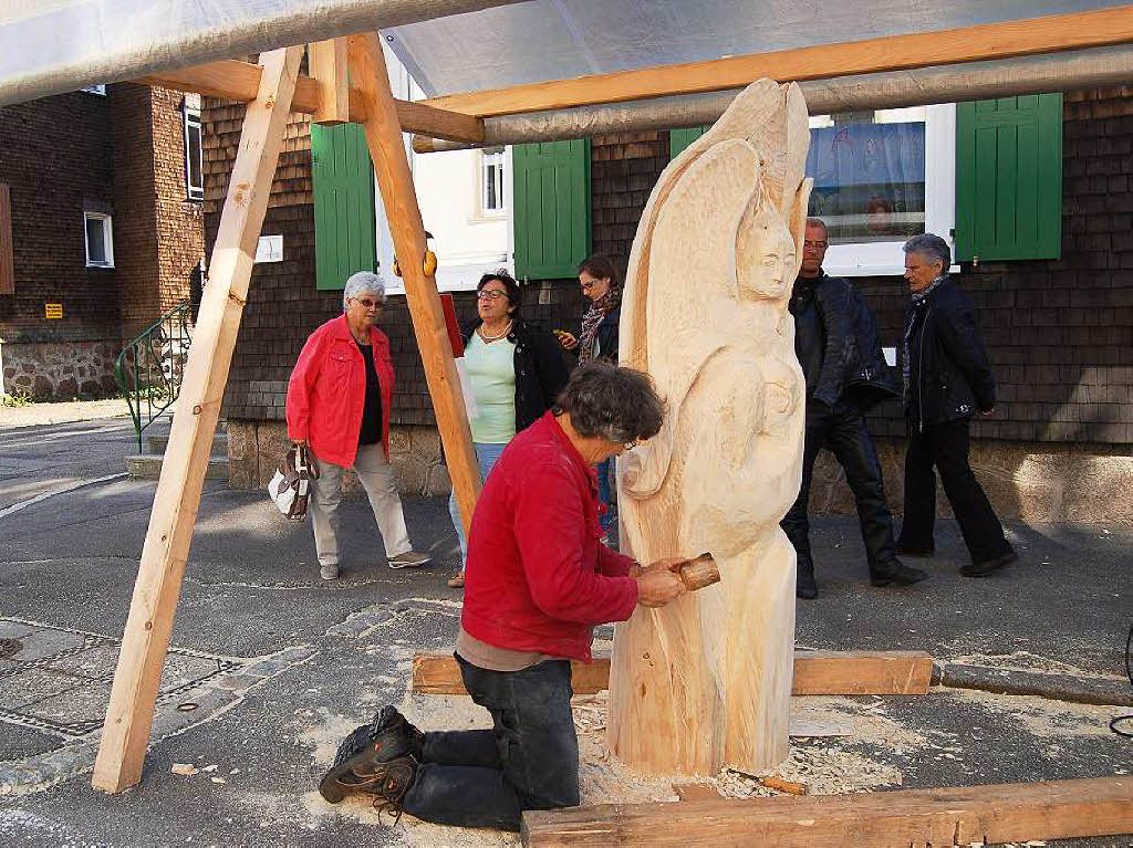 Ordentlich Spne fliegen beim Holzbildhauer-Symposium in St. Blasien.