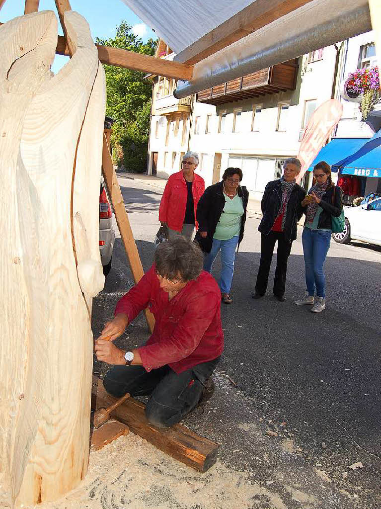 Ordentlich Spne fliegen beim Holzbildhauer-Symposium in St. Blasien.