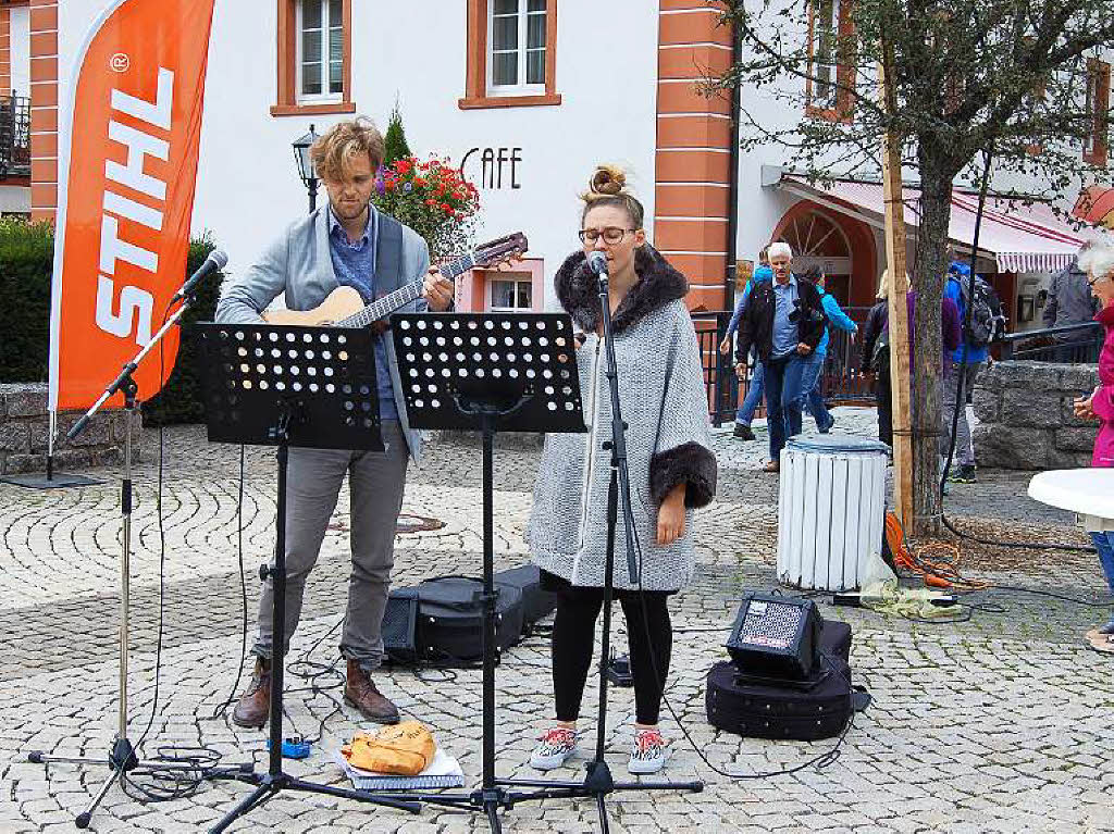 Ordentlich Spne fliegen beim Holzbildhauer-Symposium in St. Blasien.