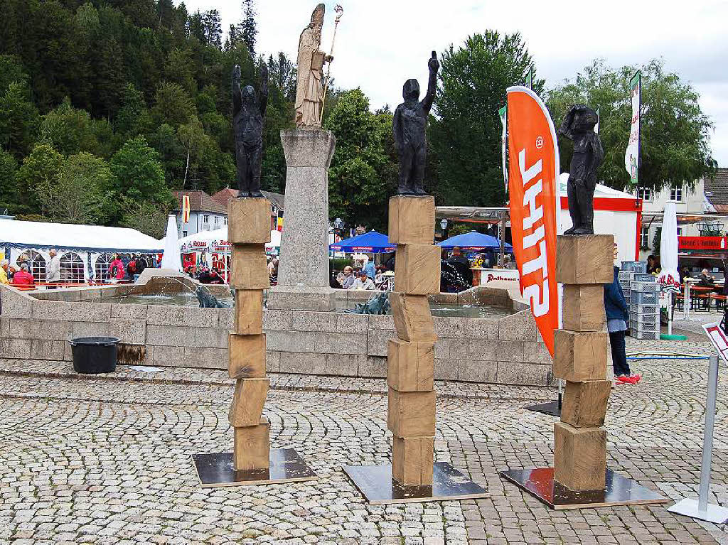 Ordentlich Spne fliegen beim Holzbildhauer-Symposium in St. Blasien.