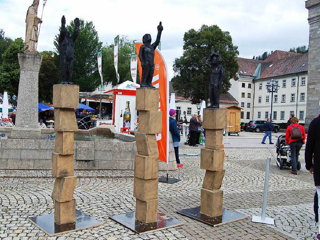 Ordentlich Spne fliegen beim Holzbildhauer-Symposium in St. Blasien.