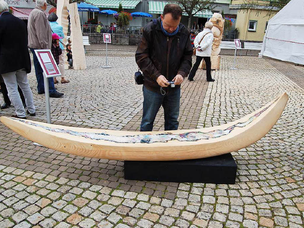 Ordentlich Spne fliegen beim Holzbildhauer-Symposium in St. Blasien.