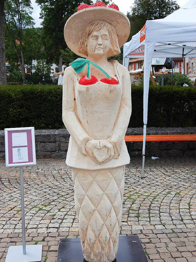 Ordentlich Spne fliegen beim Holzbildhauer-Symposium in St. Blasien.