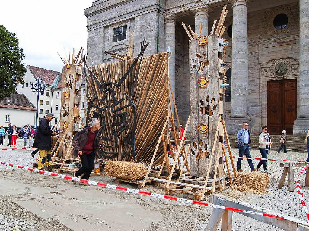 Ordentlich Spne fliegen beim Holzbildhauer-Symposium in St. Blasien.