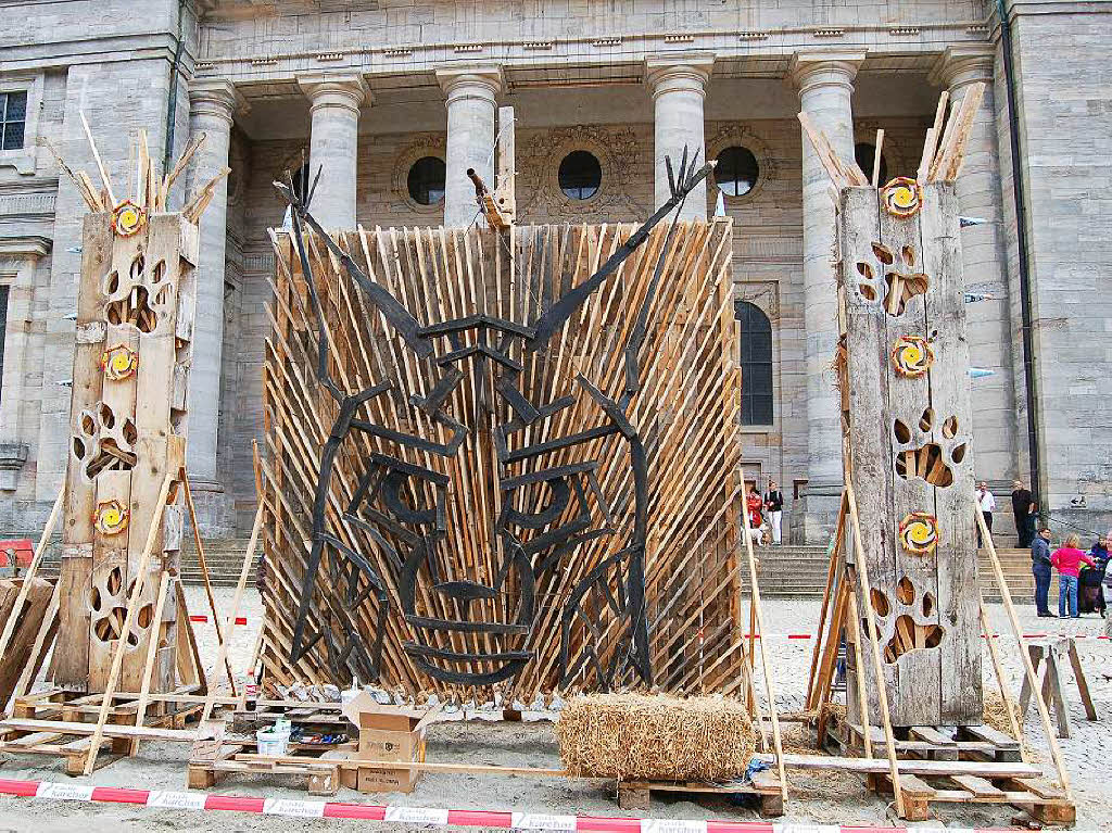 Ordentlich Spne fliegen beim Holzbildhauer-Symposium in St. Blasien.