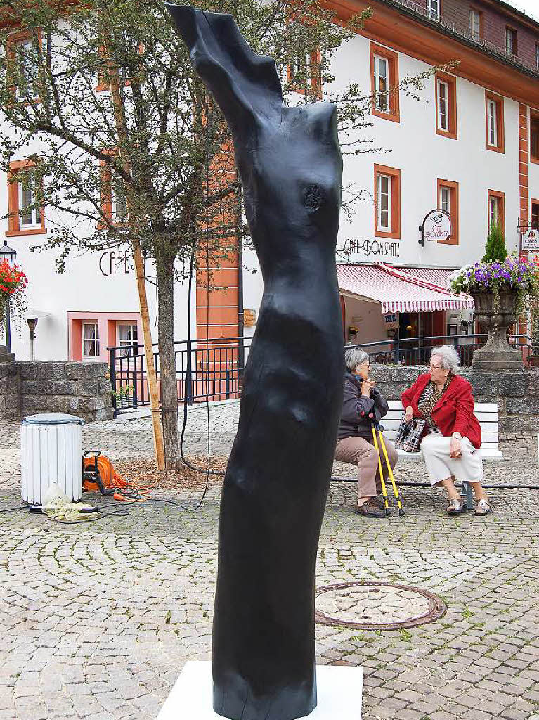 Ordentlich Spne fliegen beim Holzbildhauer-Symposium in St. Blasien.