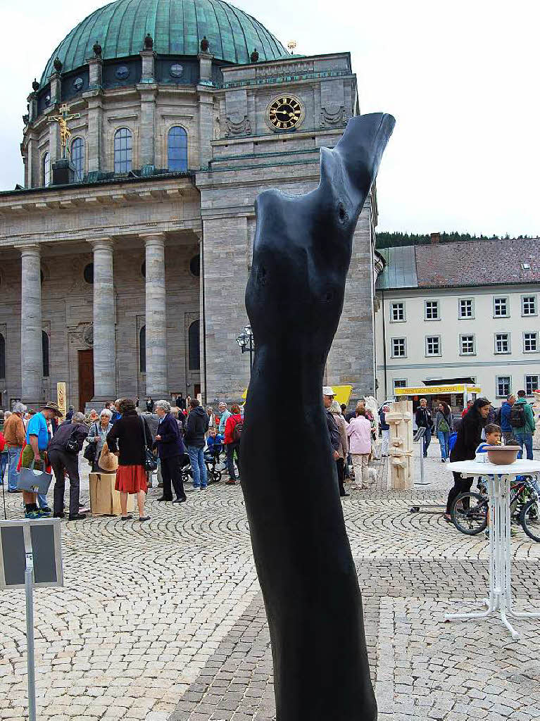 Ordentlich Spne fliegen beim Holzbildhauer-Symposium in St. Blasien.