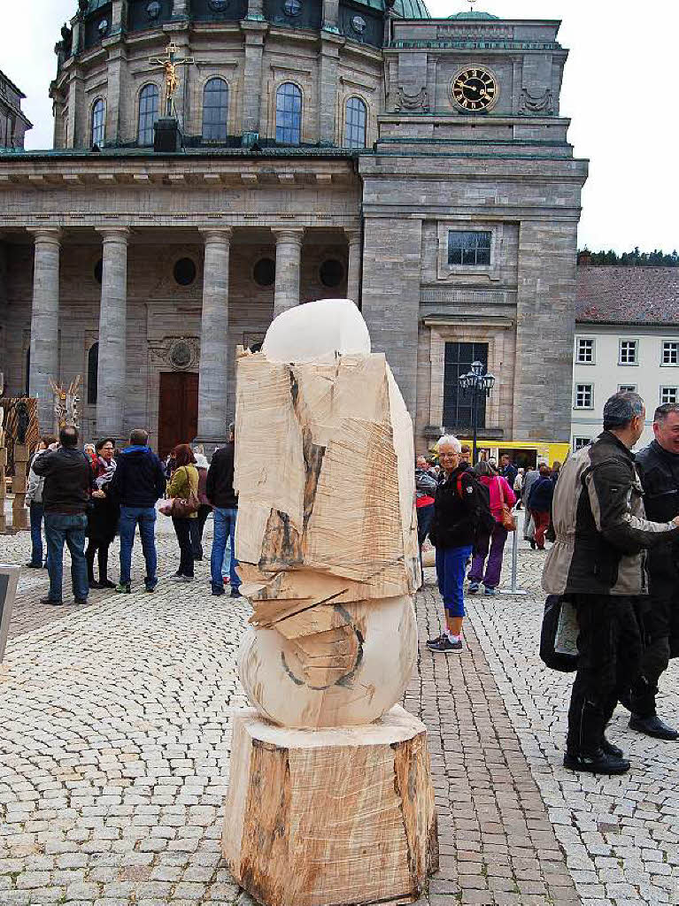 Ordentlich Spne fliegen beim Holzbildhauer-Symposium in St. Blasien.